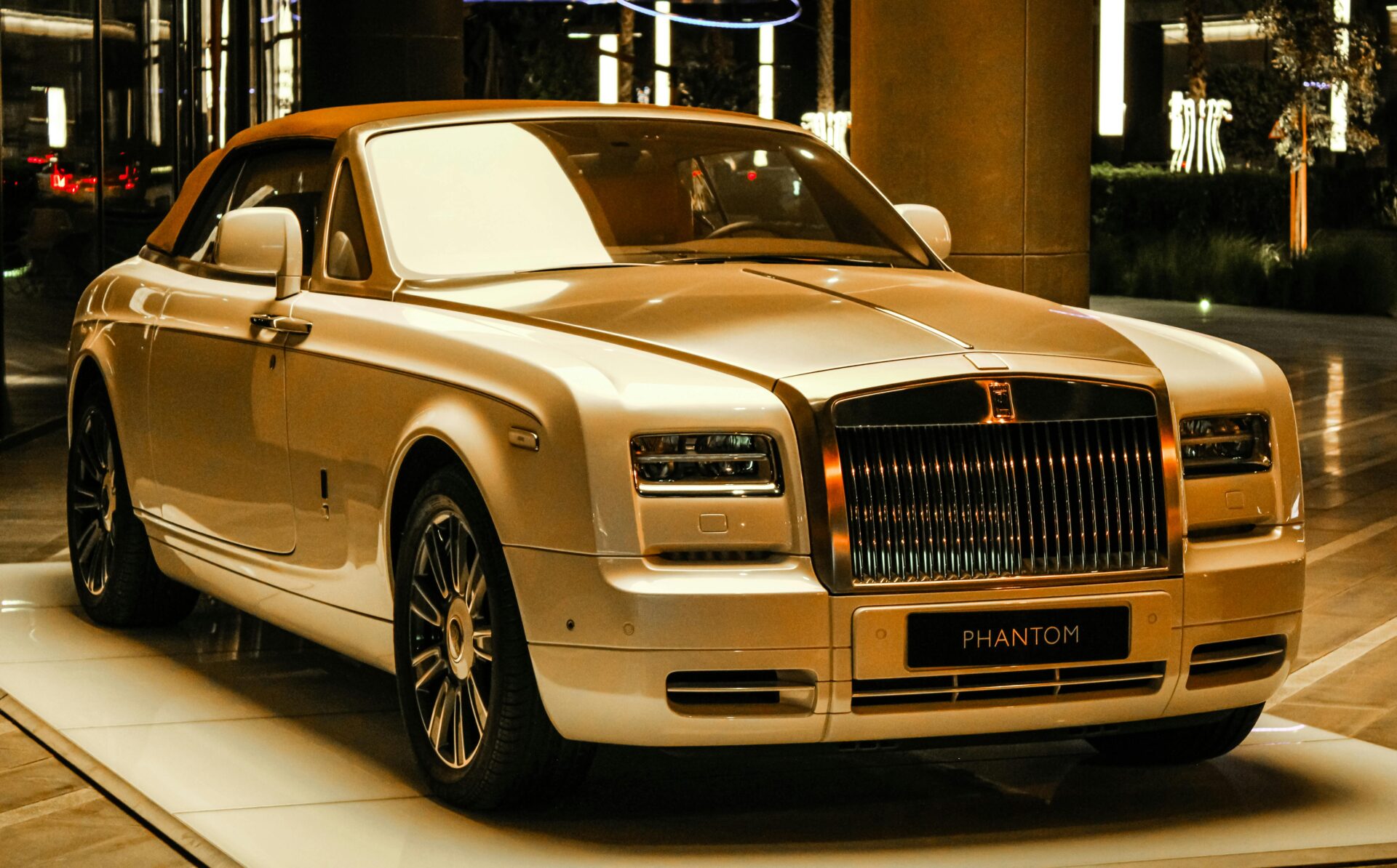 a-rolls-royce-phantom