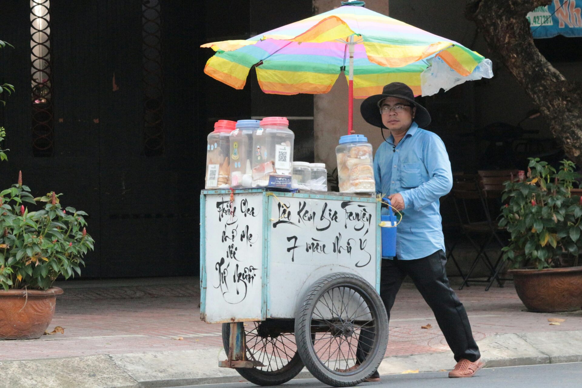 street-vendor-in-ho-chi-minh-city-with-ice-cream-cart